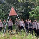 TNI dan POLRI Tinjau Beberapa Titik yang Diduga Sebagai “jalan tikus” di Sajingan perbatasan Indonesia-Malaysia